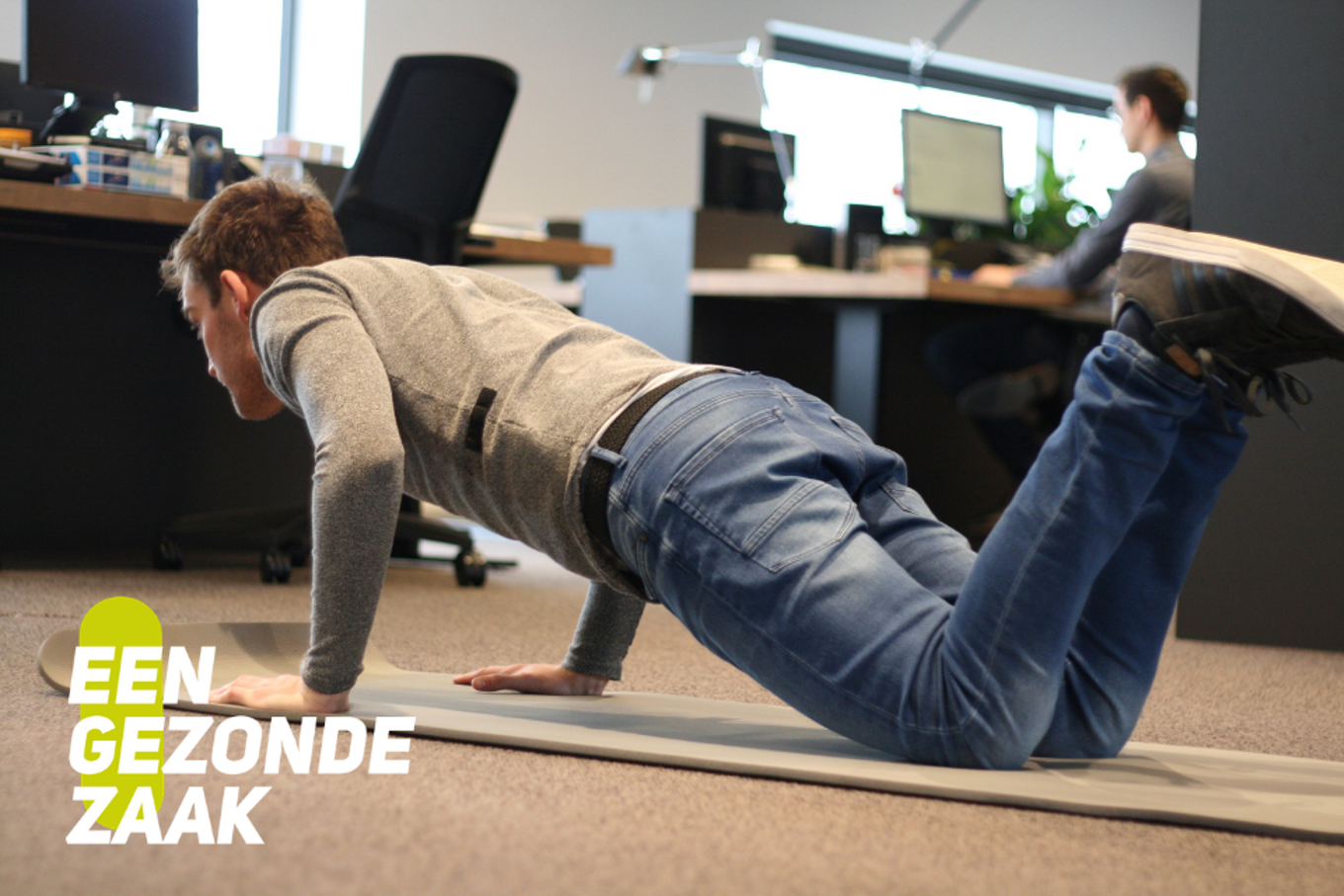 De push-up op je knieën is makkelijker, oefen bijvoorbeeld eerst deze variant om je kracht op te bouwen