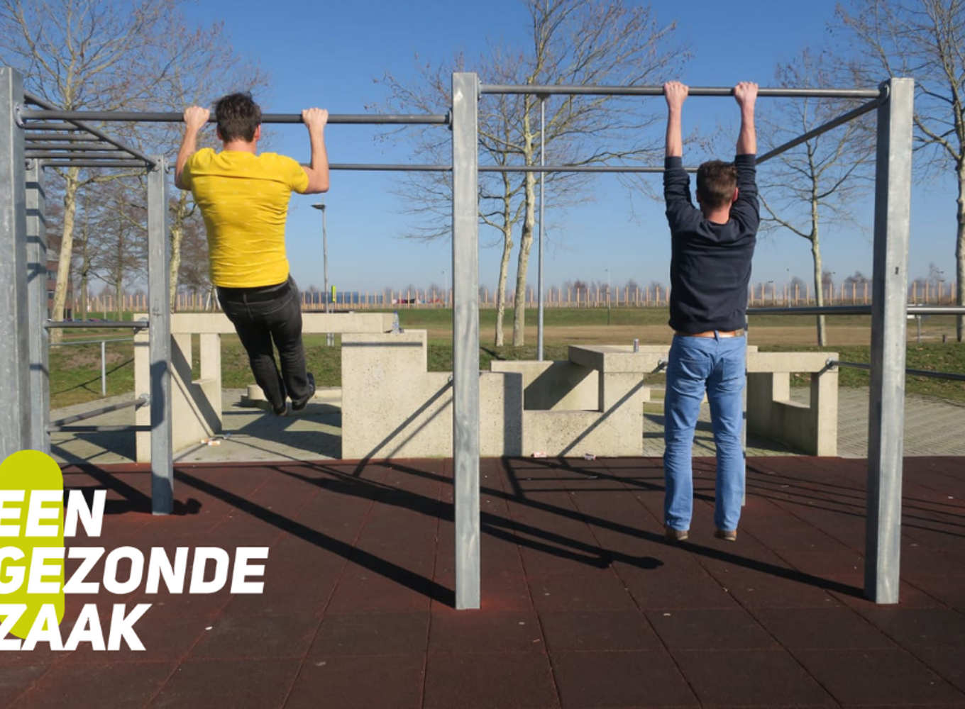 Collega's Gerrit en André testen de outdoor gym vlakbij ons kantoor