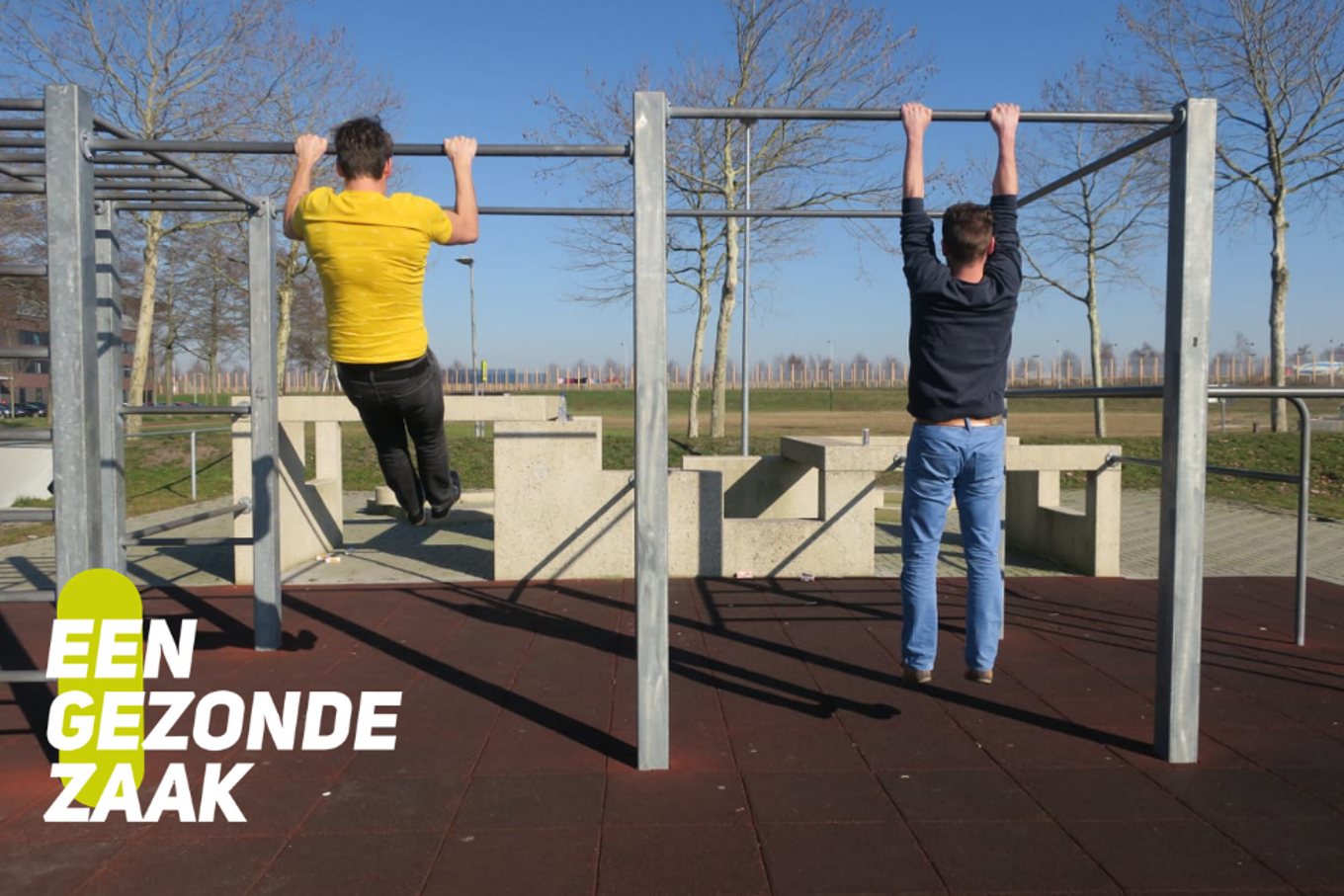 Collega's Gerrit en André testen de outdoor gym vlakbij ons kantoor