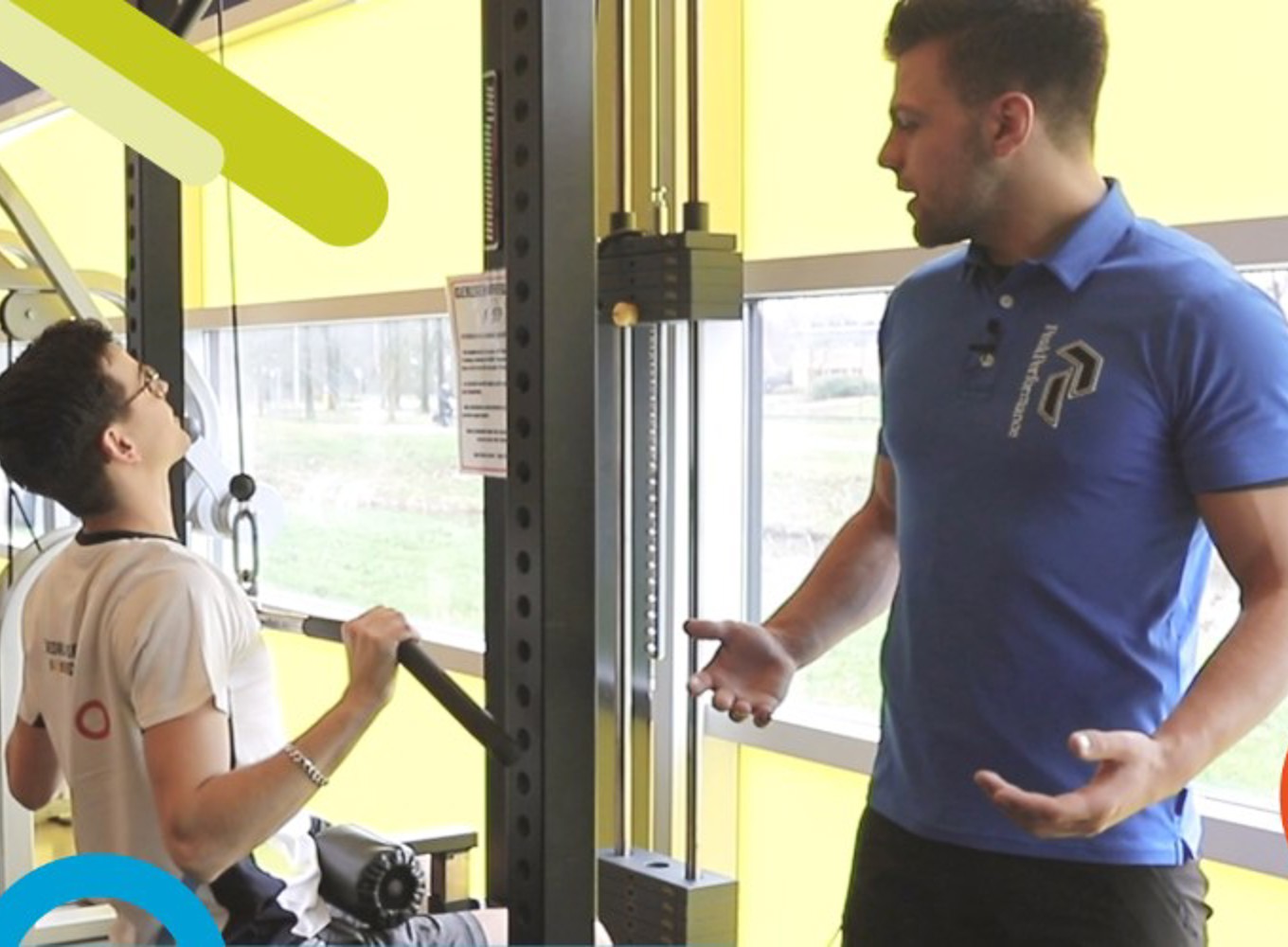 Train je rugspieren met de lat pulldown.