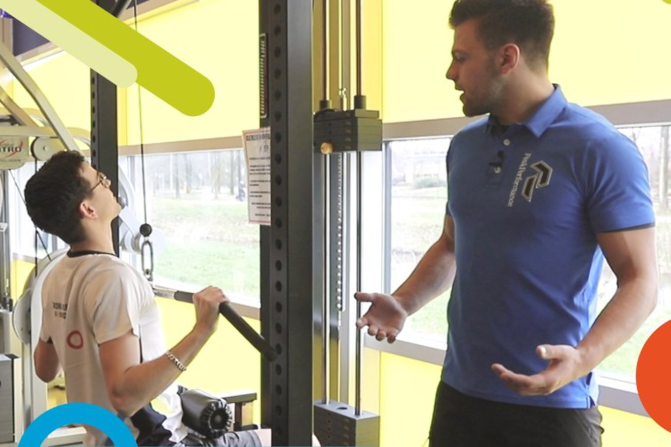 Train je rugspieren met de lat pulldown.