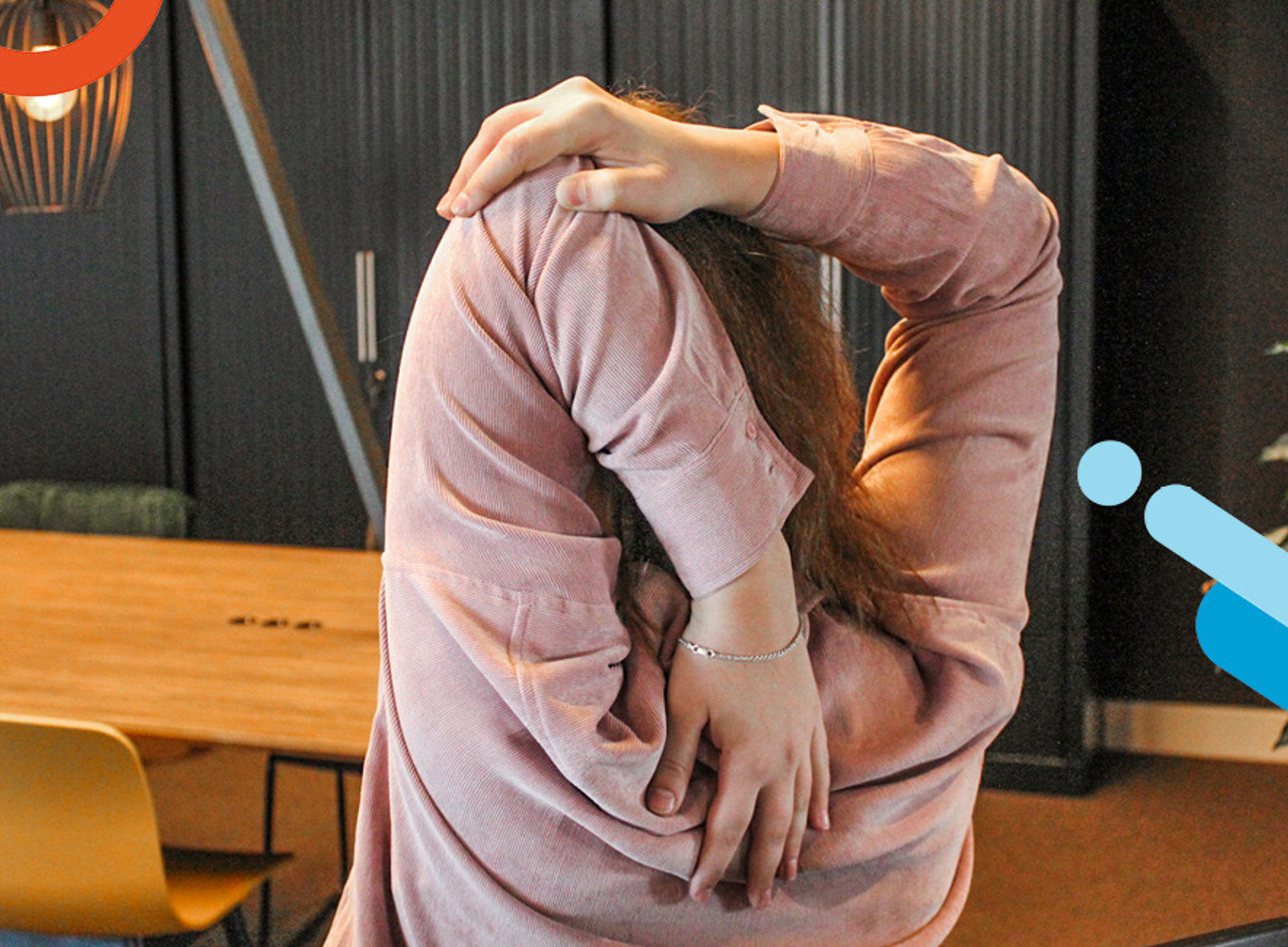 Stretch je biceps, je rug en je schouders