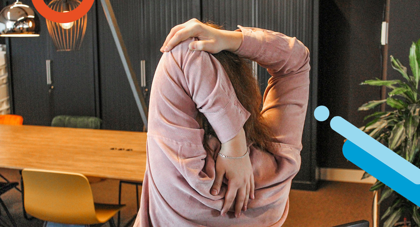 Stretch je biceps, je rug en je schouders