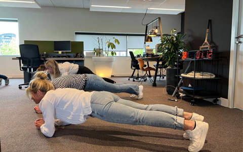 Workout tip tijdens werk: planken
