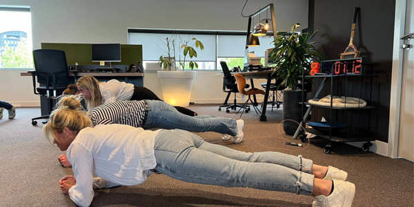 Workout tip tijdens werk: planken