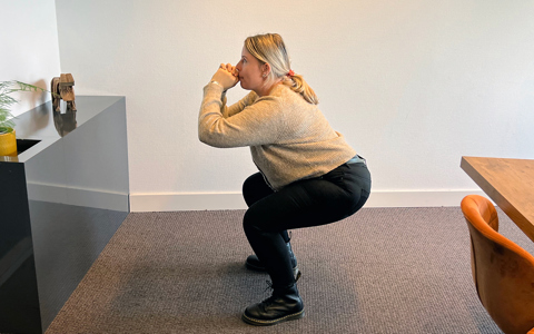 Workout op de werkvloer: squats